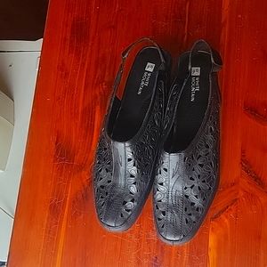 White Mountain slip-on strap black leather size 9